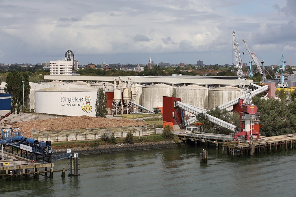europoort maasvlakte rotterdam botlek haven scheepvaart industrie fabrieken marine transport overslag terminal portlantis ferry centrale